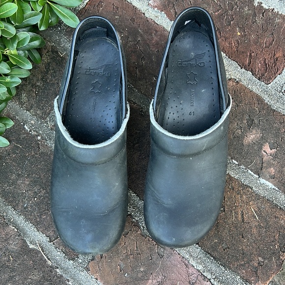Dansko matte black slip on clogs size 41 narrow - Picture 2 of 7